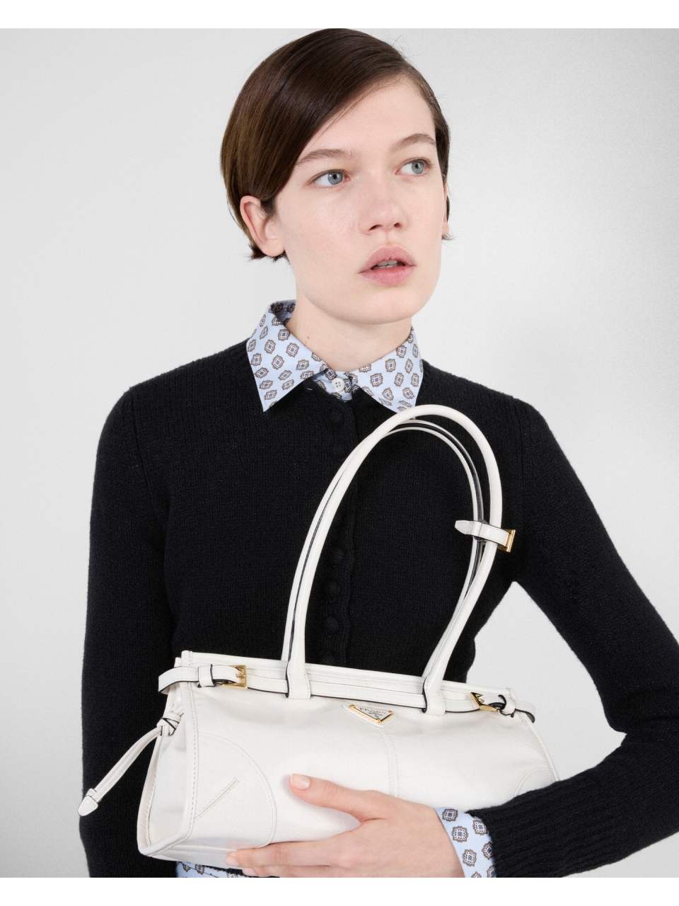 Кожаная сумка среднего размера Prada